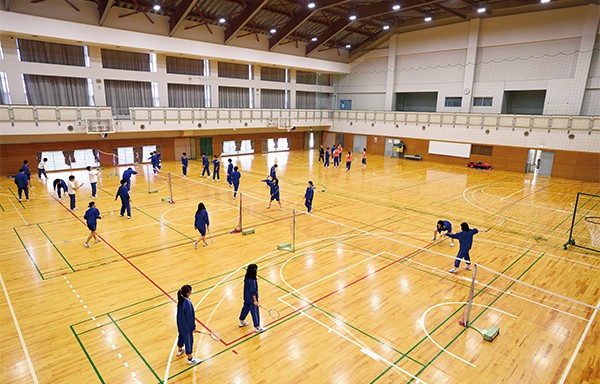 体育館アリーナの全景